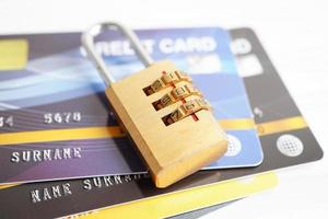 tarjeta de crédito con bloqueo de contraseña, concepto de negocio de finanzas de seguridad. foto