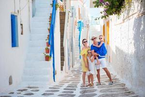 familia feliz de cuatro en pueblo griego foto