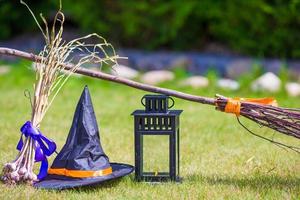 vista de calabazas de halloween, sombrero de bruja y rastrillo al aire libre foto