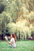 mujer joven relajada leyendo un libro foto