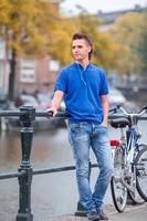 fondo joven feliz del canal en amsterdam foto