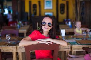 mujer joven relajándose en el restaurante del resort foto