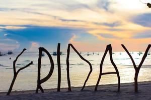 perfecta playa de arena blanca en una isla tropical con silueta de letras de madera hecha palabra de viernes