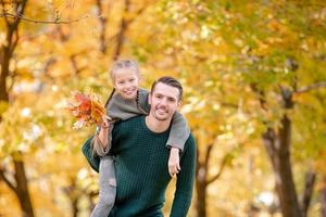 familia de papá y niño en un hermoso día de otoño en el parque foto