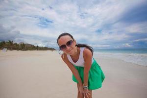 primer plano de una mujer joven y hermosa en la playa exótica blanca foto