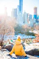 adorable niña con vista a la pista de hielo en central park en la ciudad de nueva york foto