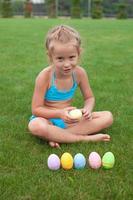 niña hermosa sosteniendo un huevo de pascua foto