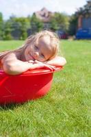 retrato de una niña sonriente y encantadora que se divierte en la piscina al aire libre foto