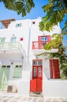 casas tradicionales con puertas y ventanas coloridas en las estrechas calles del pueblo griego