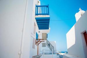 casas tradicionales con puertas y ventanas azules en las estrechas calles del pueblo griego foto