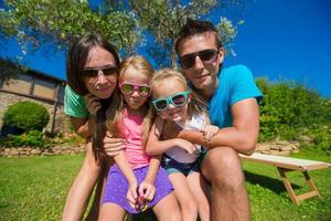 retrato de una hermosa familia de cuatro en vacaciones tropicales foto