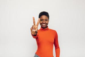 mujer negra con una camisa roja en un fondo blanco foto