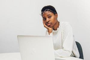 mujer negra usando una computadora portátil en la oficina foto