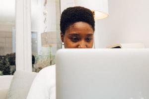 mujer usando laptop en casa foto