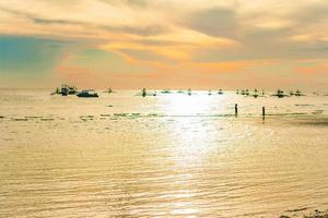 velero a la puesta de sol en la isla de boracay foto