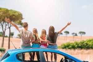 viaje en coche de verano y familia joven de vacaciones foto