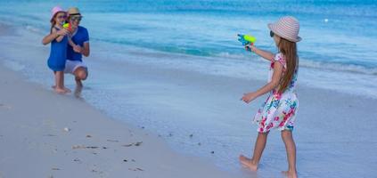 niña jugando con la familia durante las vacaciones en el caribe foto