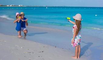 niña jugando con la familia durante las vacaciones en el caribe foto