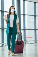 mujer joven turista con equipaje en el aeropuerto internacional foto