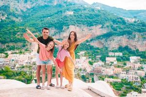 familia de vacaciones en la costa de amalfi en italia foto