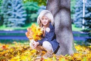 linda niña en el cálido y soleado día de otoño al aire libre foto