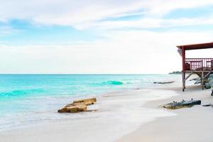 perfecta playa de arena blanca y agua turquesa con café al aire libre foto