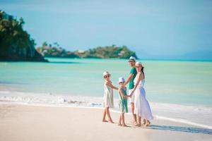 feliz hermosa familia en la playa foto