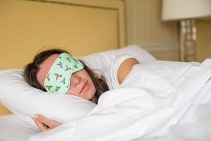 mujer atractiva joven durmiendo en la cama foto