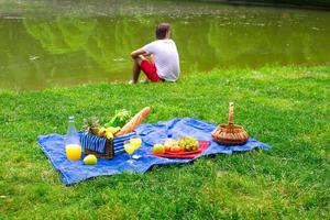 joven en picnic solo foto