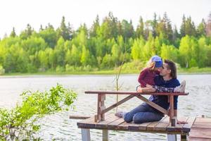 el joven papá y su pequeña y linda hija se divierten al aire libre foto