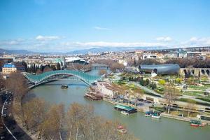 ciudad vieja, nuevo parque de rike de verano, río kura, la plaza europea y el puente de la paz foto