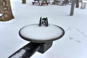 fuente de agua llena de nieve foto