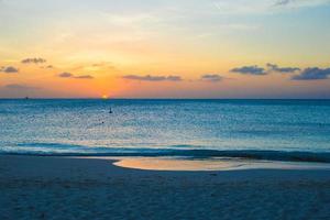 hermosa puesta de sol en providenciales en islas turcas y caicos foto