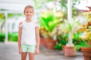 niña feliz al aire libre en verano foto