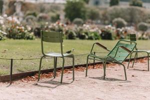 sillas verdes tradicionales en el jardín de las Tullerías en París, Francia foto