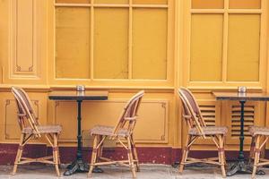 restaurante al aire libre vacío de verano en europa. foto