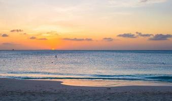 hermosa puesta de sol en providenciales en islas turcas y caicos foto