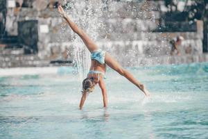 niña feliz disfruta de vacaciones en la piscina. foto