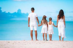 hermosa familia feliz con niños en la playa foto