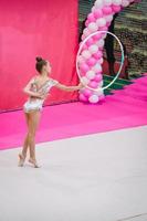 pequeña gimnasta entrenando en la alfombra y lista para las competencias foto