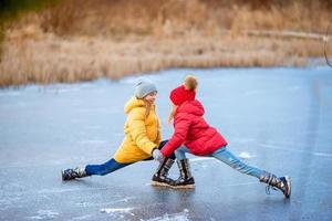 adorables niñas patinando en la pista de hielo foto