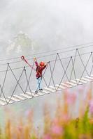 el puente de cuerda en la cima de la montaña de rosa khutor, rusia foto