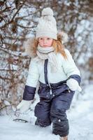 adorable niña en un día de invierno congelado al aire libre foto