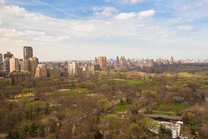 vista otoñal del parque central desde la ventana del hotel, manhattan, nueva york foto