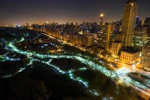 vista aérea panorámica del parque central de la ciudad de nueva york en la noche oscura foto