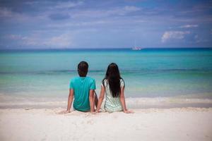 joven pareja disfrutando mutuamente en la playa de arena blanca foto