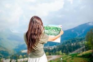 mujer joven feliz en las montañas en el fondo de la niebla foto