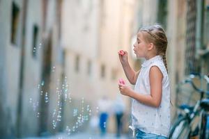 adorable niña de moda al aire libre en la ciudad europea de roma foto