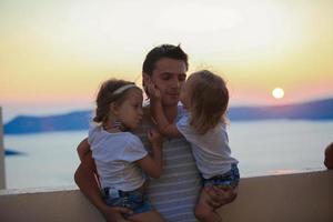 siluetas de padre e hija al atardecer en el casco antiguo griego foto