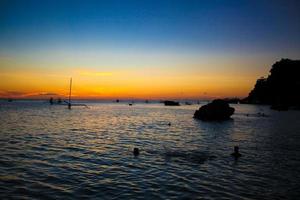 puesta de sol brillante y colorida en la isla boracay, filipinas foto